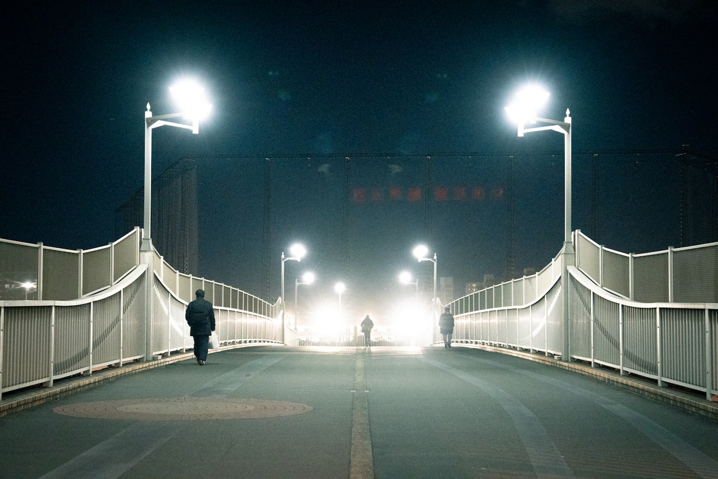 夜の橋と街灯が写る街並みの写真