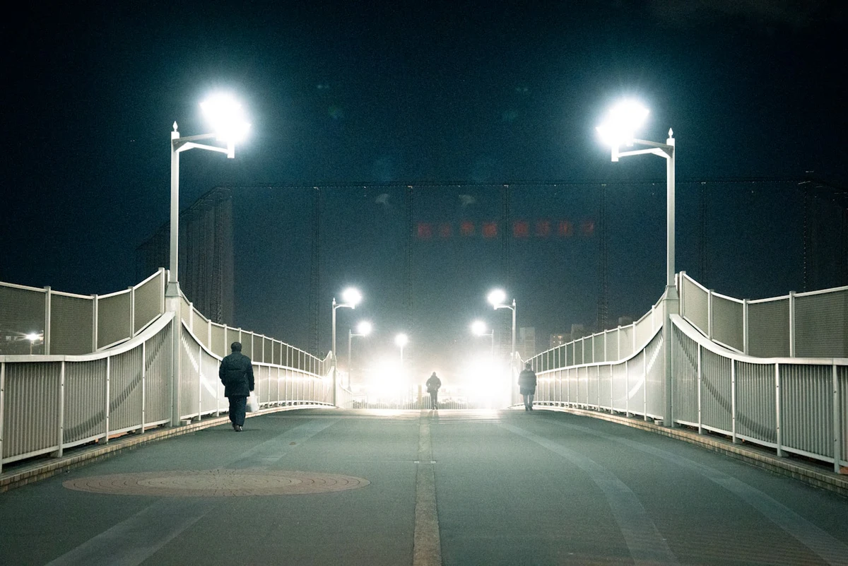 夜の橋と街灯が写る街並みの写真