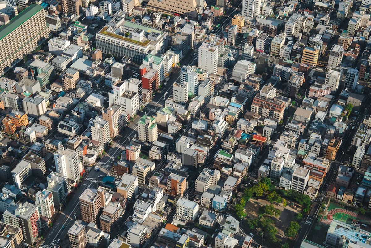 高架下の線路と都市の建物が写る写真