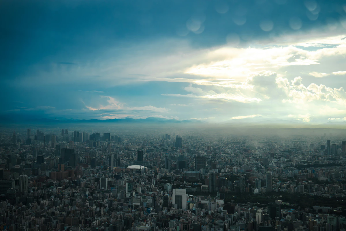 都市の建物と空が写る写真